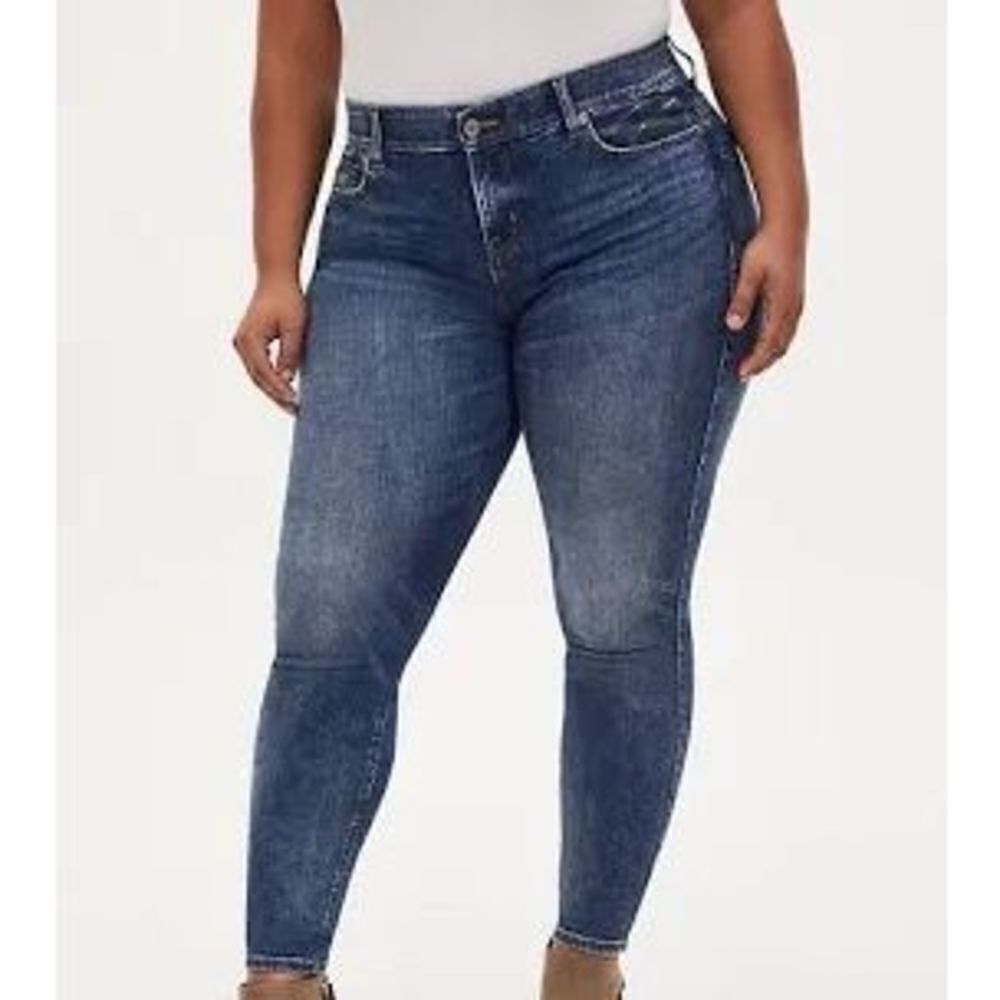 Torrid distressed Bombshell skinny cropped size 26 normcore jeans